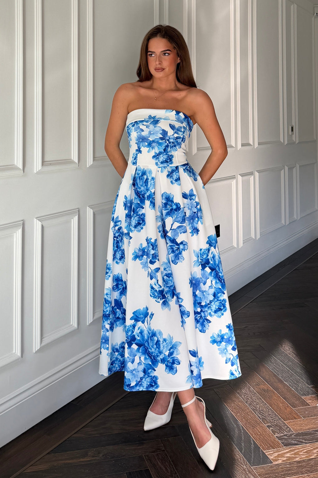 Vestido Midi Danni Sin Tirantes en Flores Azules