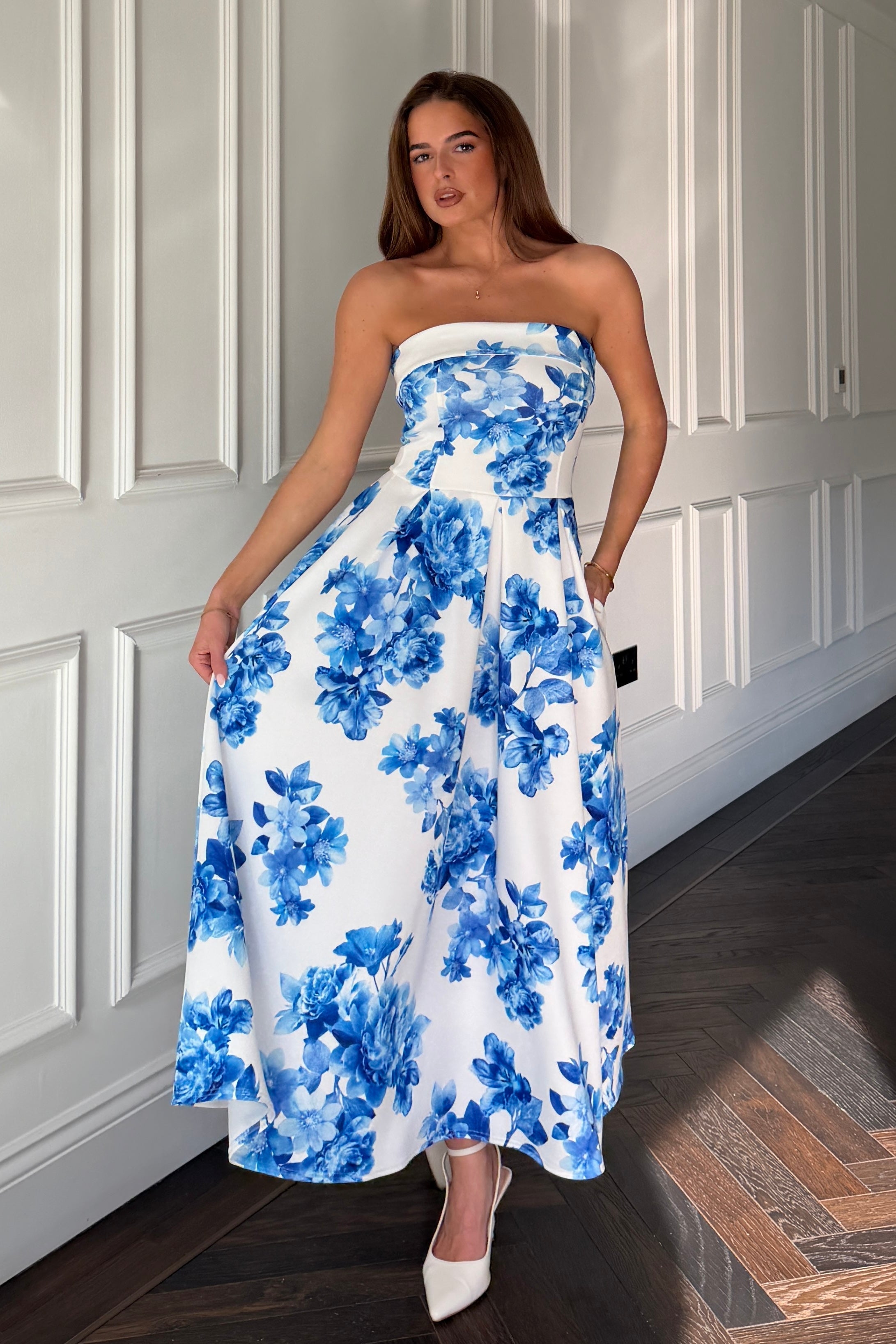 Vestido Midi Danni Sin Tirantes en Flores Azules