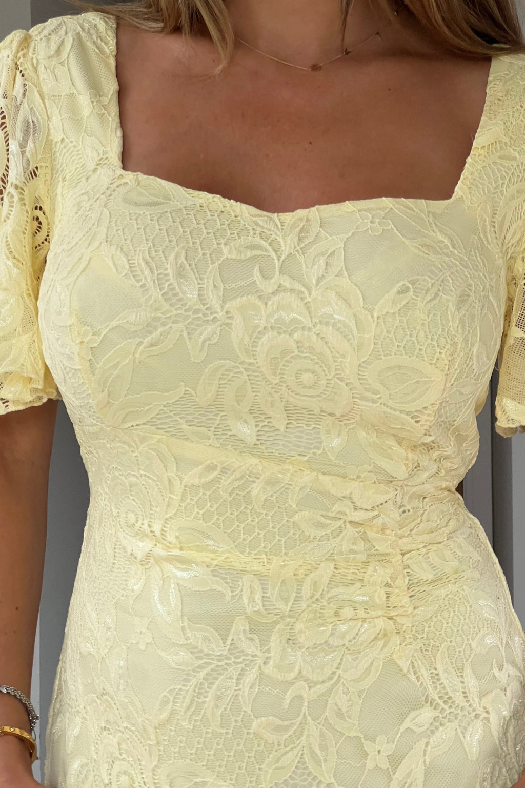 Vestido Midi Arrugado de Encaje Amarillo Heidi