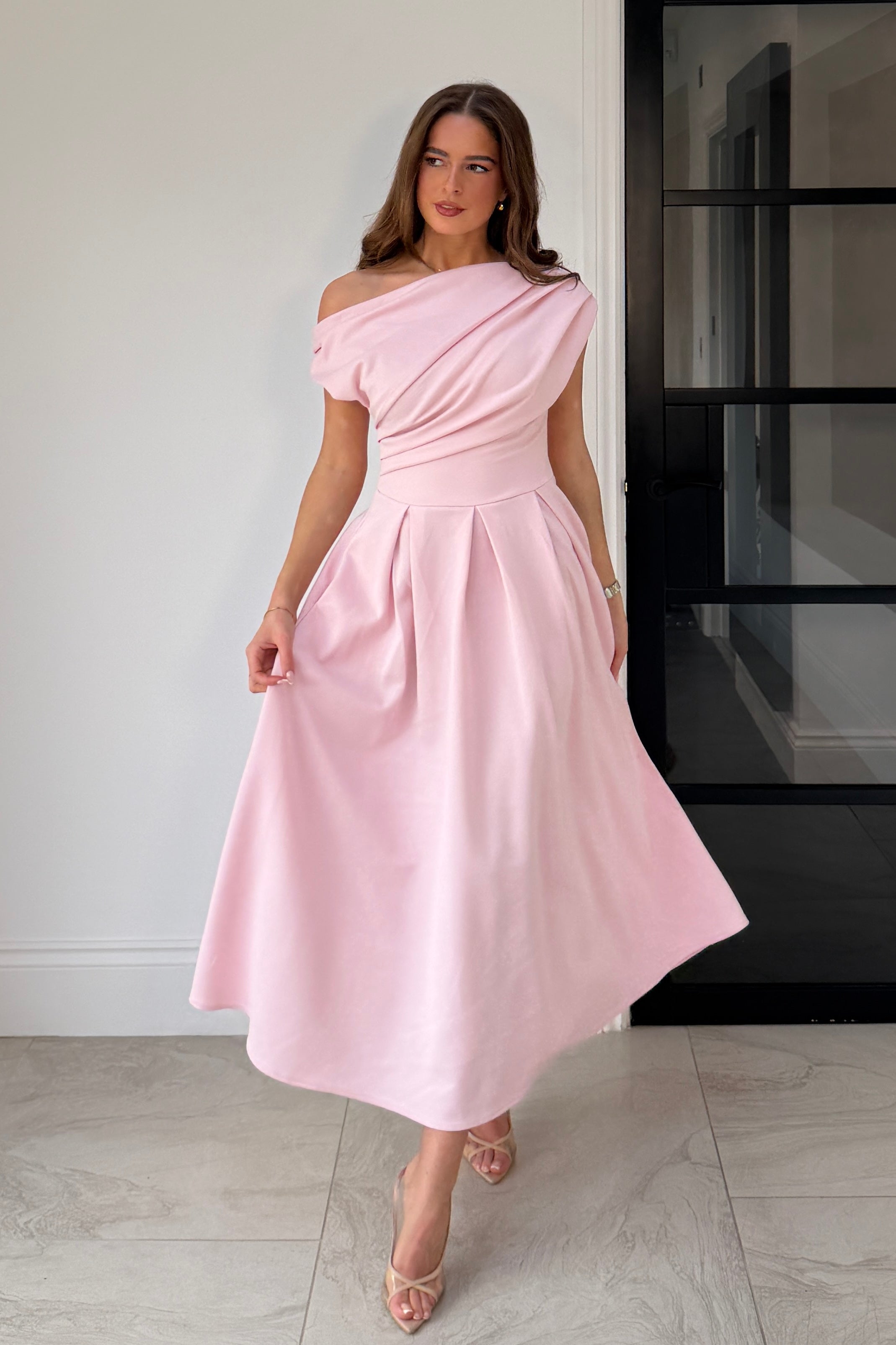 Vestido Midi Rosa con Escote Asimétrico Betty