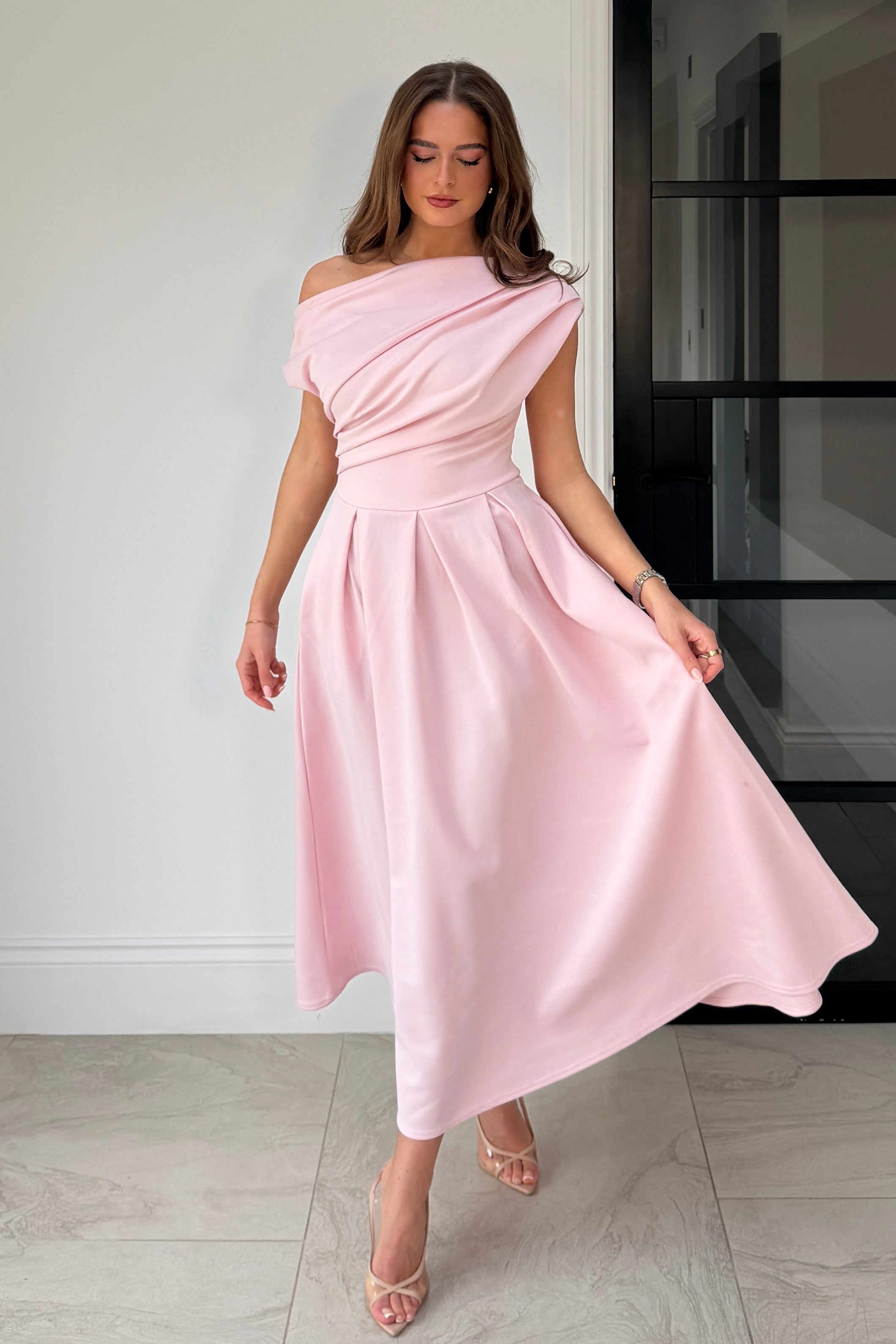 Vestido Midi Rosa con Escote Asimétrico Betty