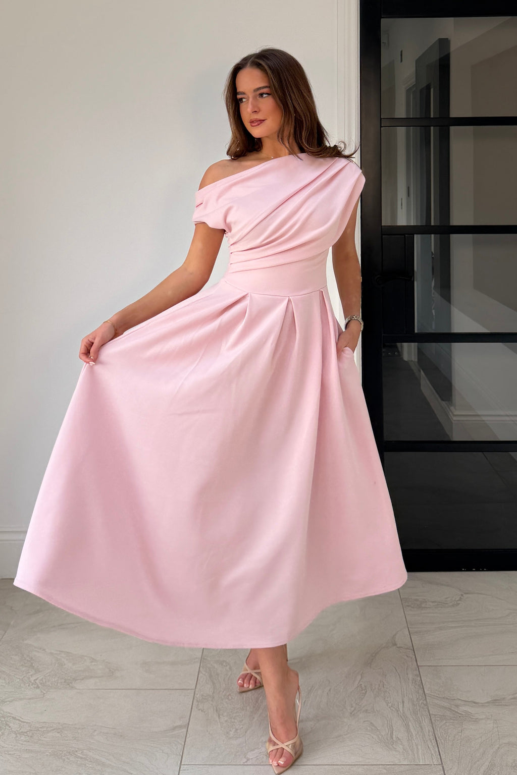 Vestido Midi Rosa con Escote Asimétrico Betty