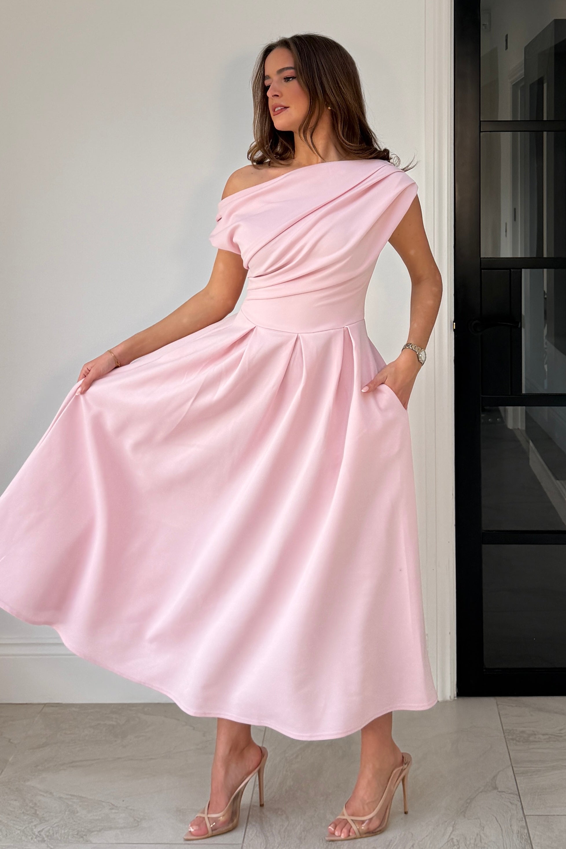 Vestido Midi Rosa con Escote Asimétrico Betty
