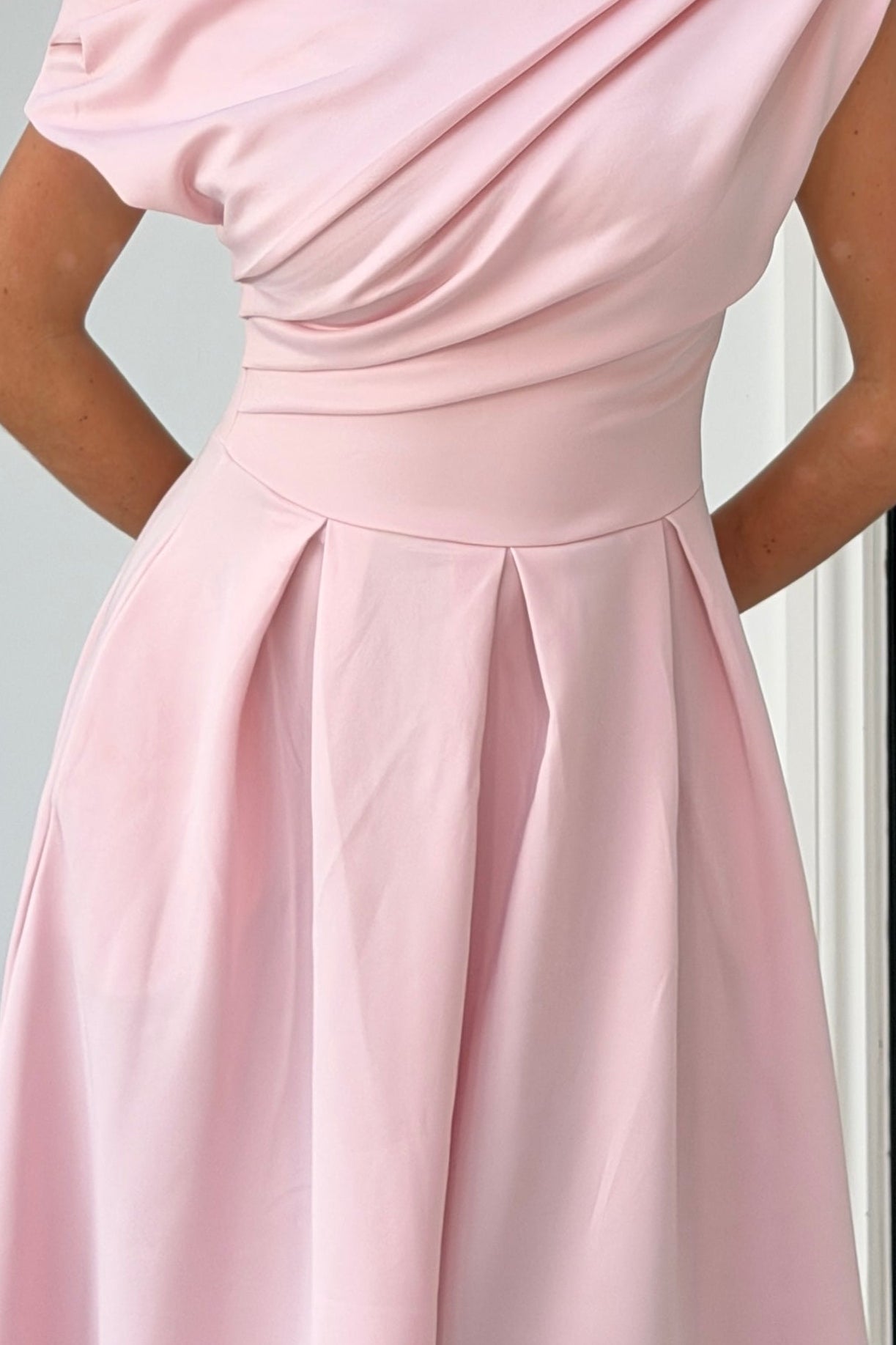 Vestido Midi Rosa con Escote Asimétrico Betty