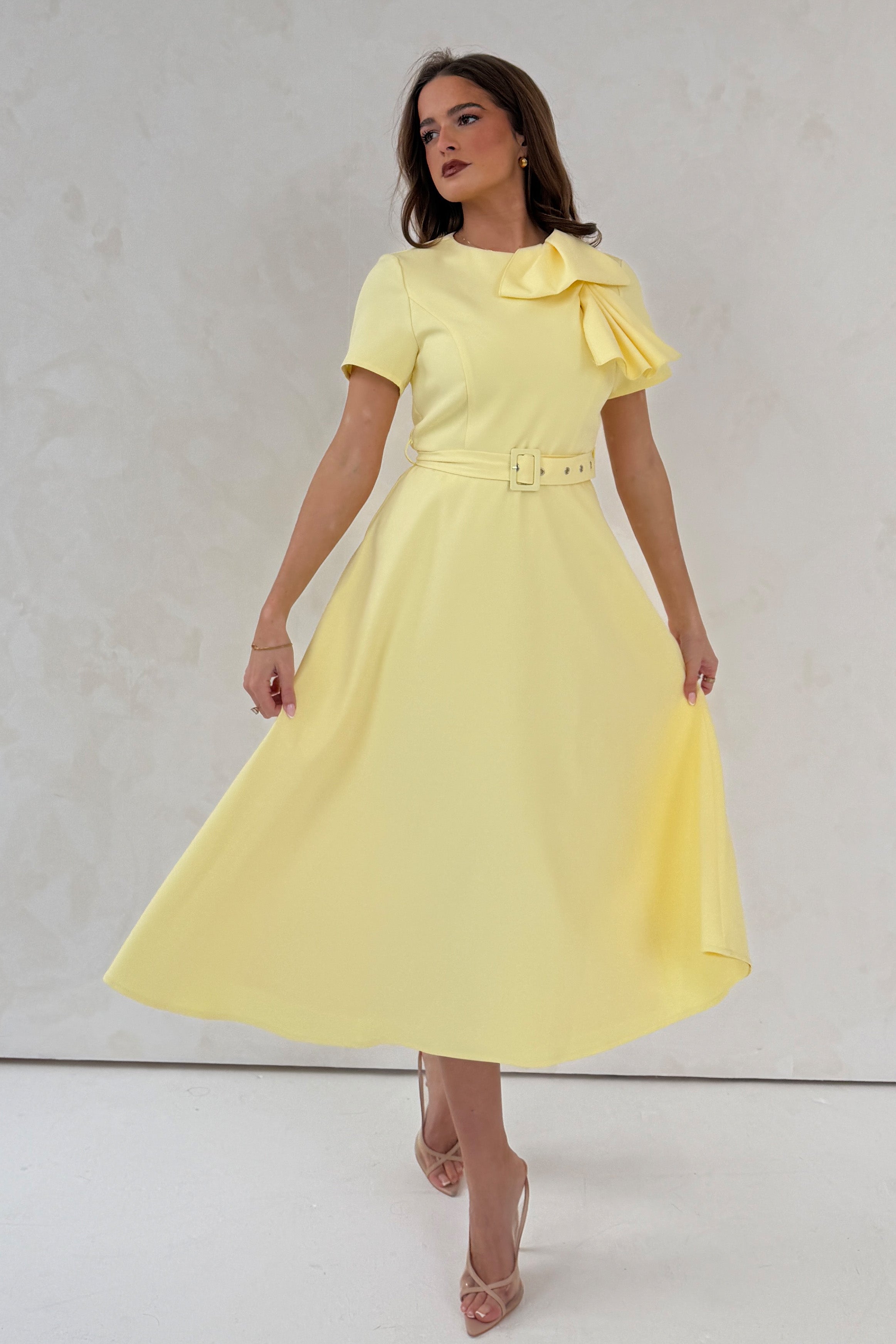 Vestido Midi Sorelle con Cinturón Amarillo
