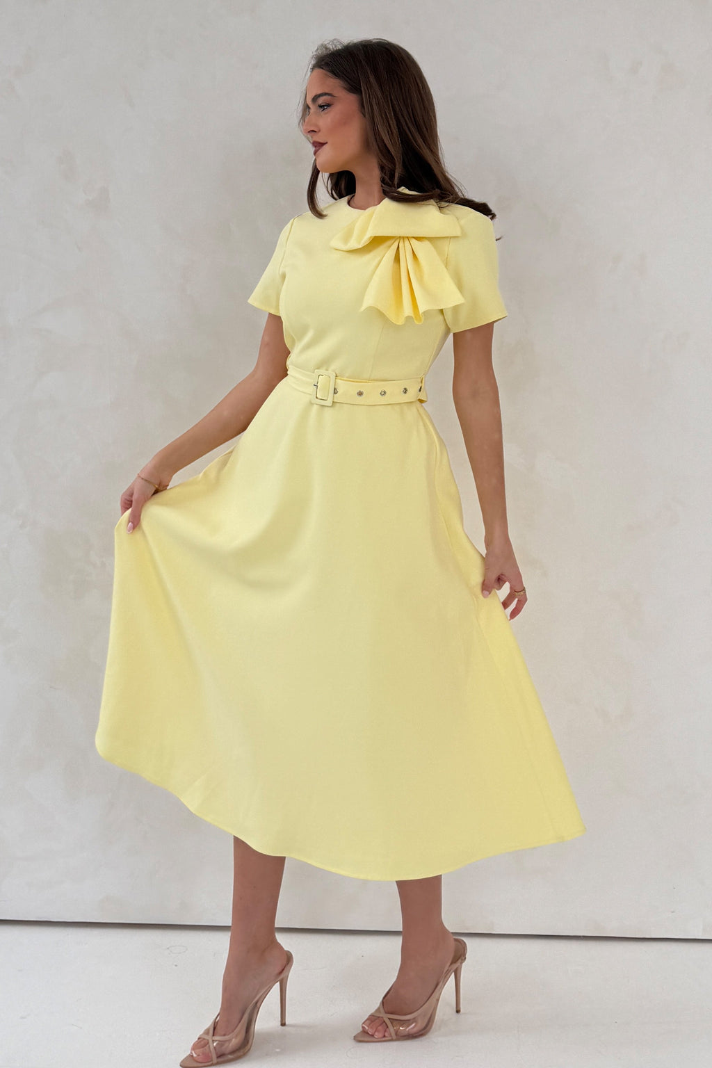 Vestido Midi Sorelle con Cinturón Amarillo