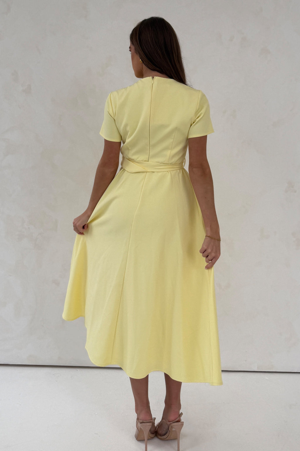 Vestido Midi Sorelle con Cinturón Amarillo