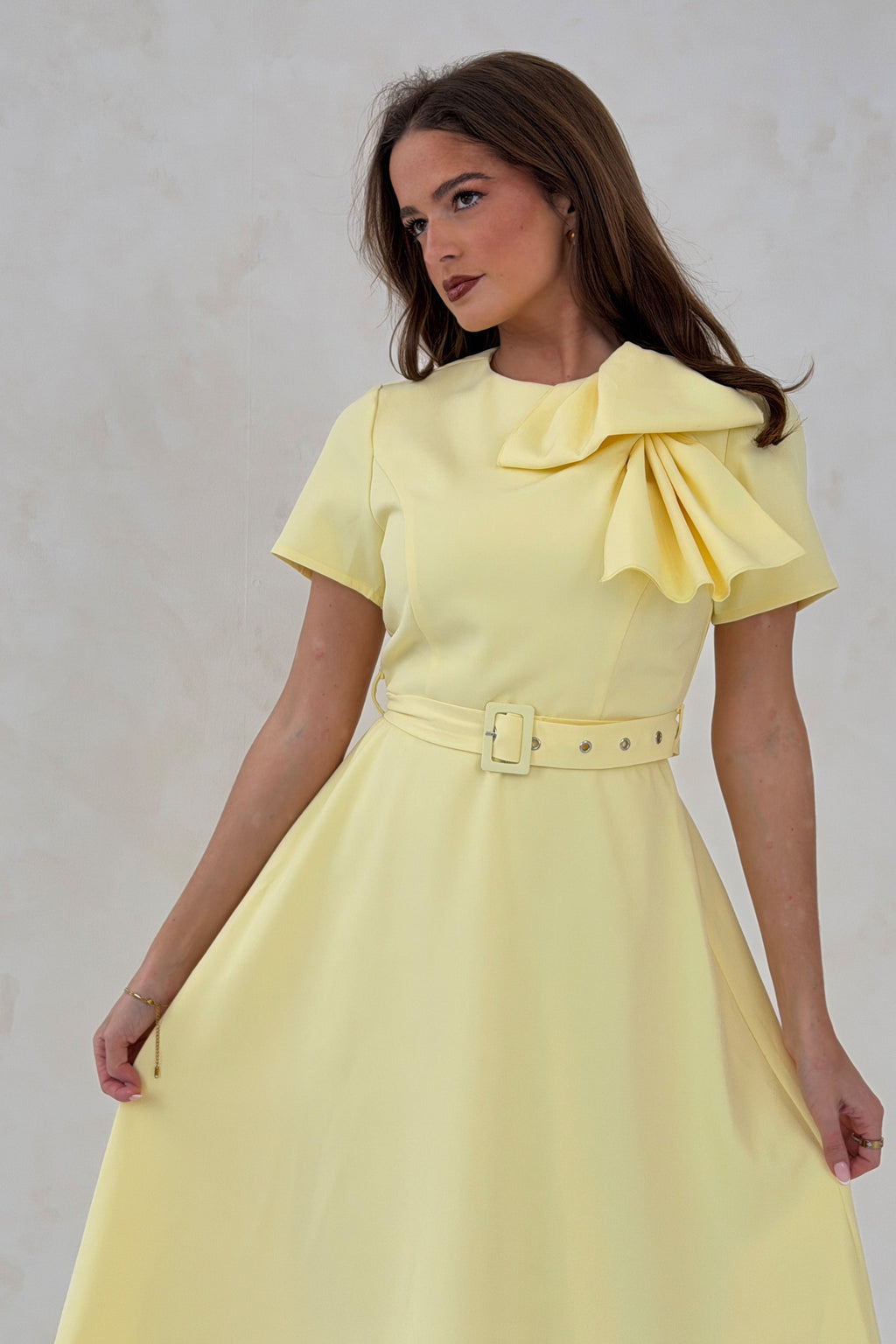 Vestido Midi Sorelle con Cinturón Amarillo