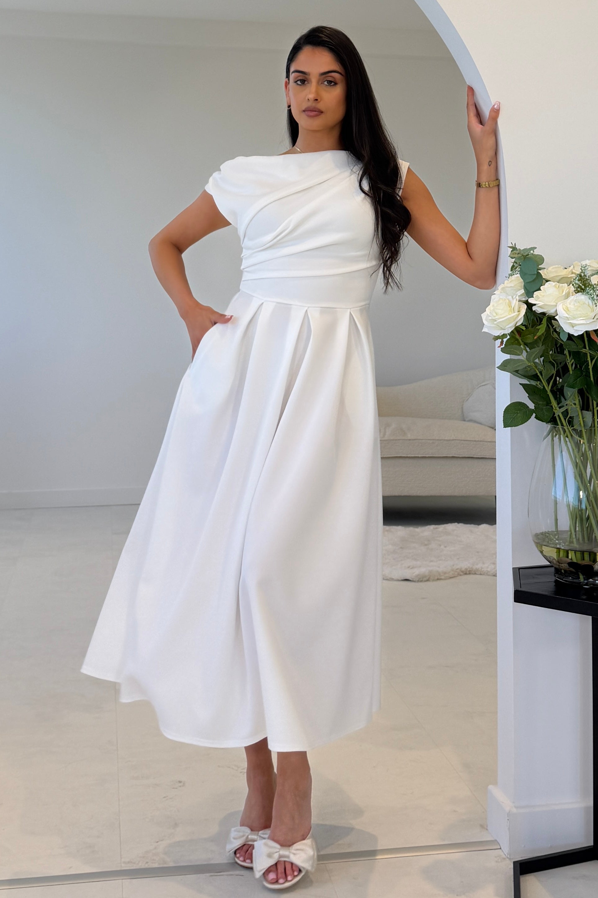 Vestido Midi Skater de Escote Asimétrico Betty Blanco