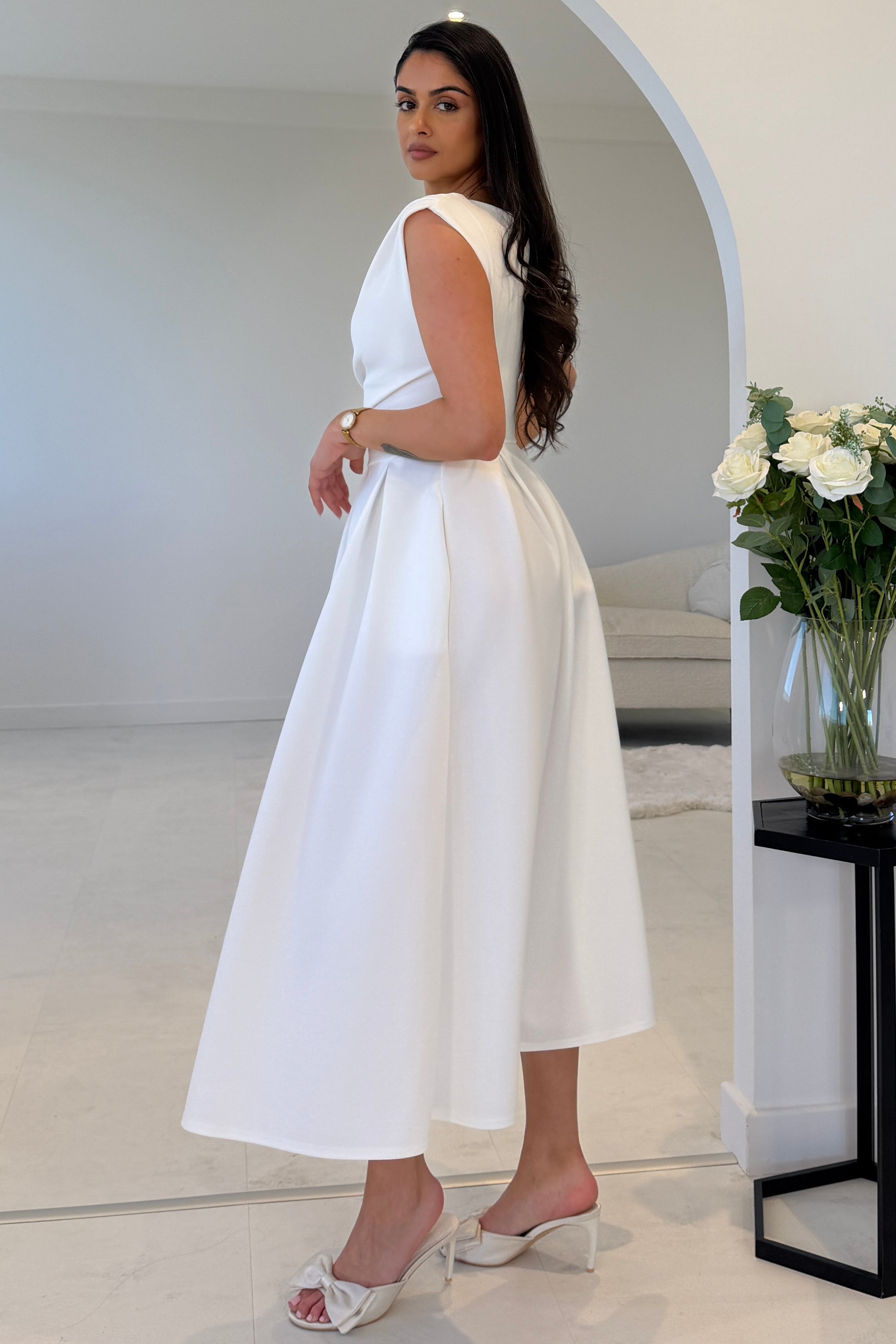 Vestido Midi Skater de Escote Asimétrico Betty Blanco