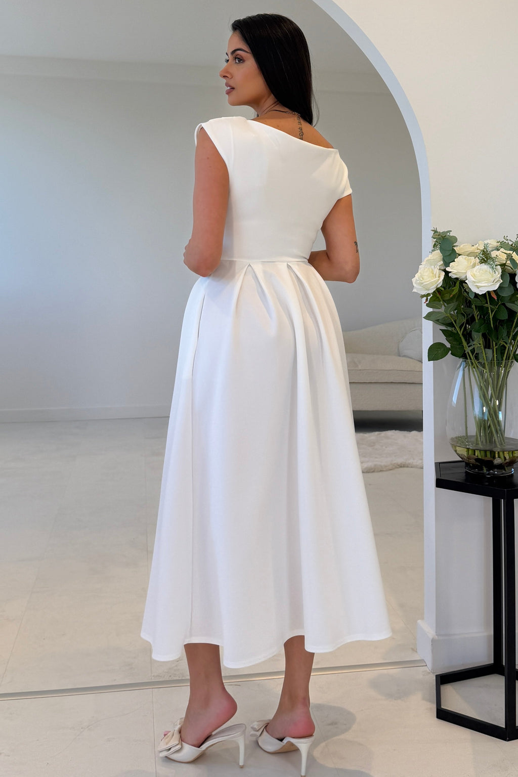 Vestido Midi Skater de Escote Asimétrico Betty Blanco