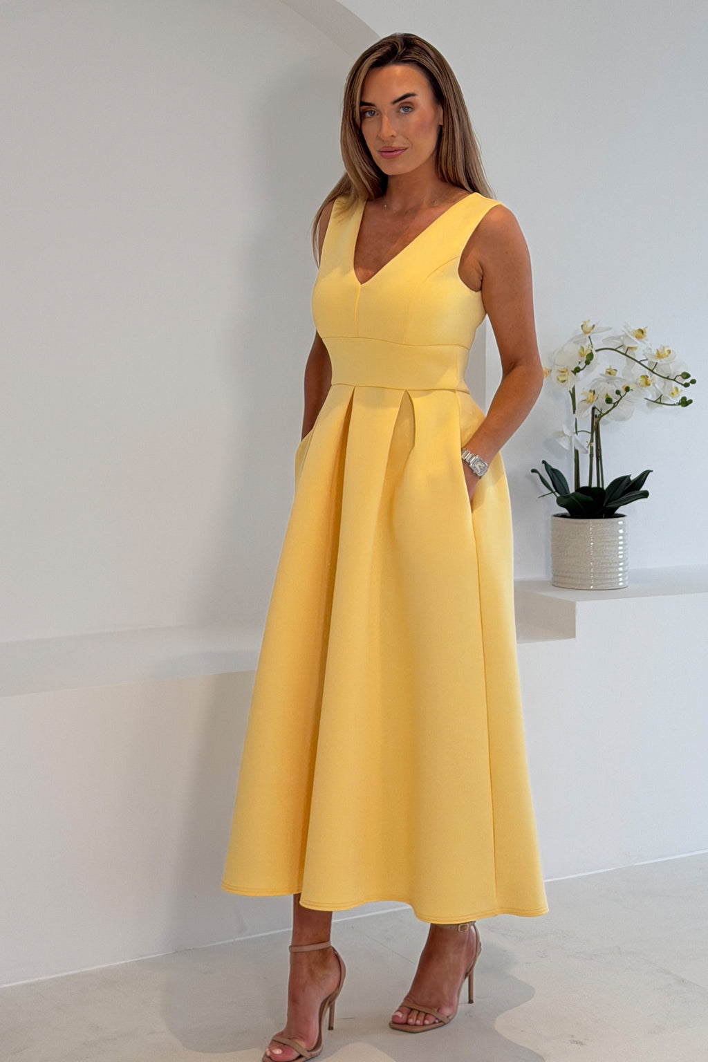 Vestido Midi Skater V Escote Bethany Amarillo