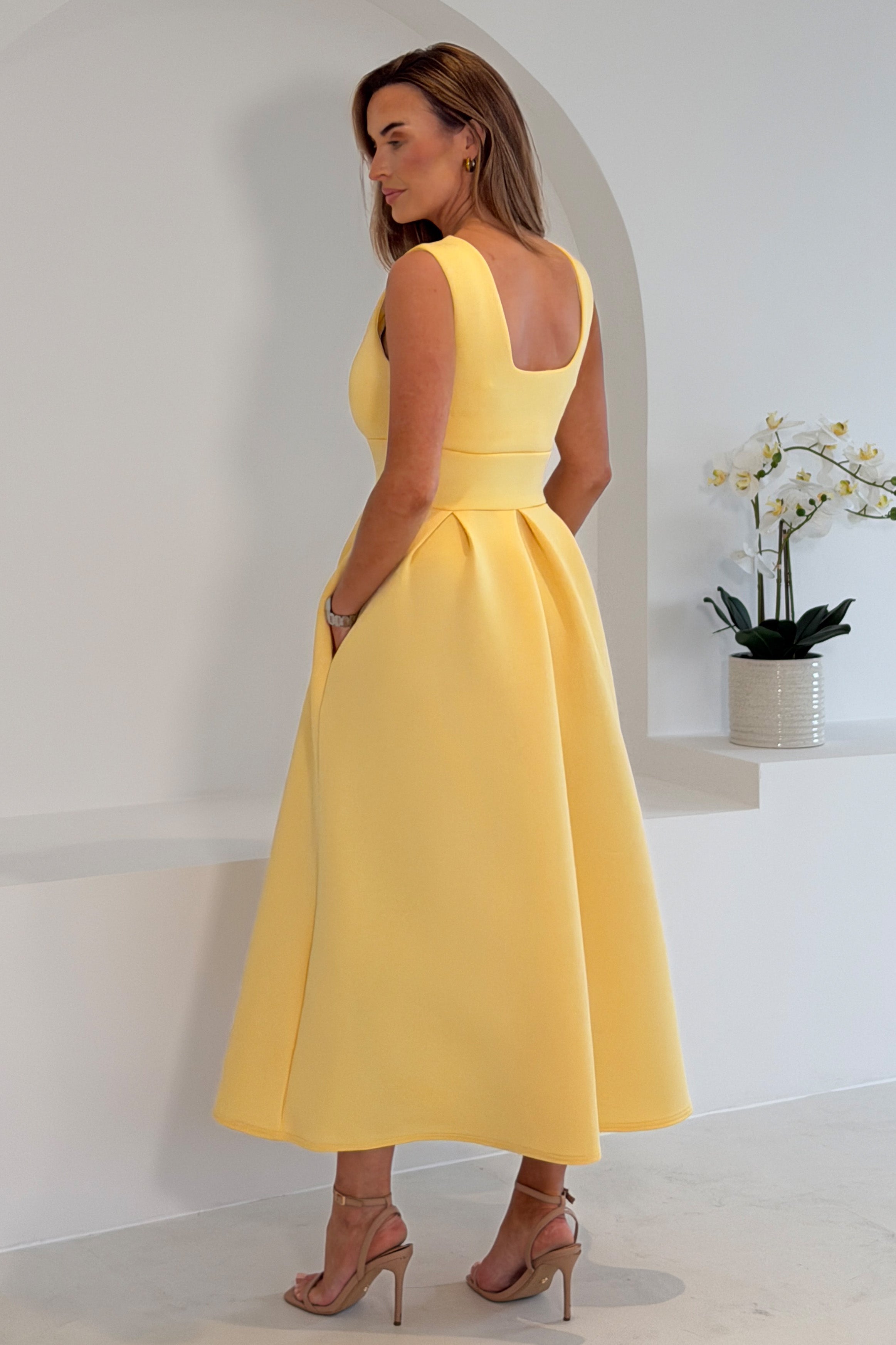 Vestido Midi Skater V Escote Bethany Amarillo