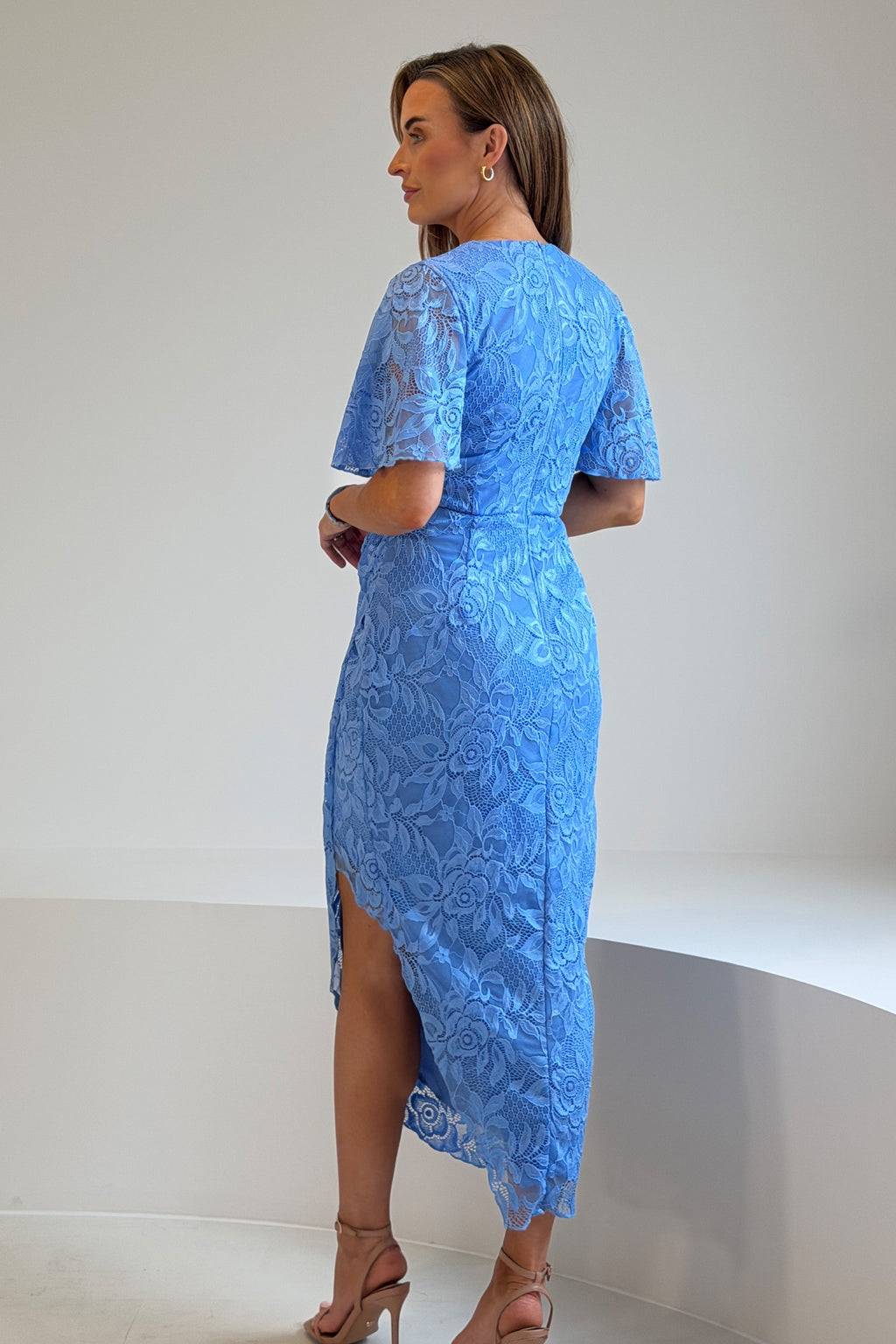 Vestido Midi Envolvente con Mangas de Ángel Natasha en Encaje Azul