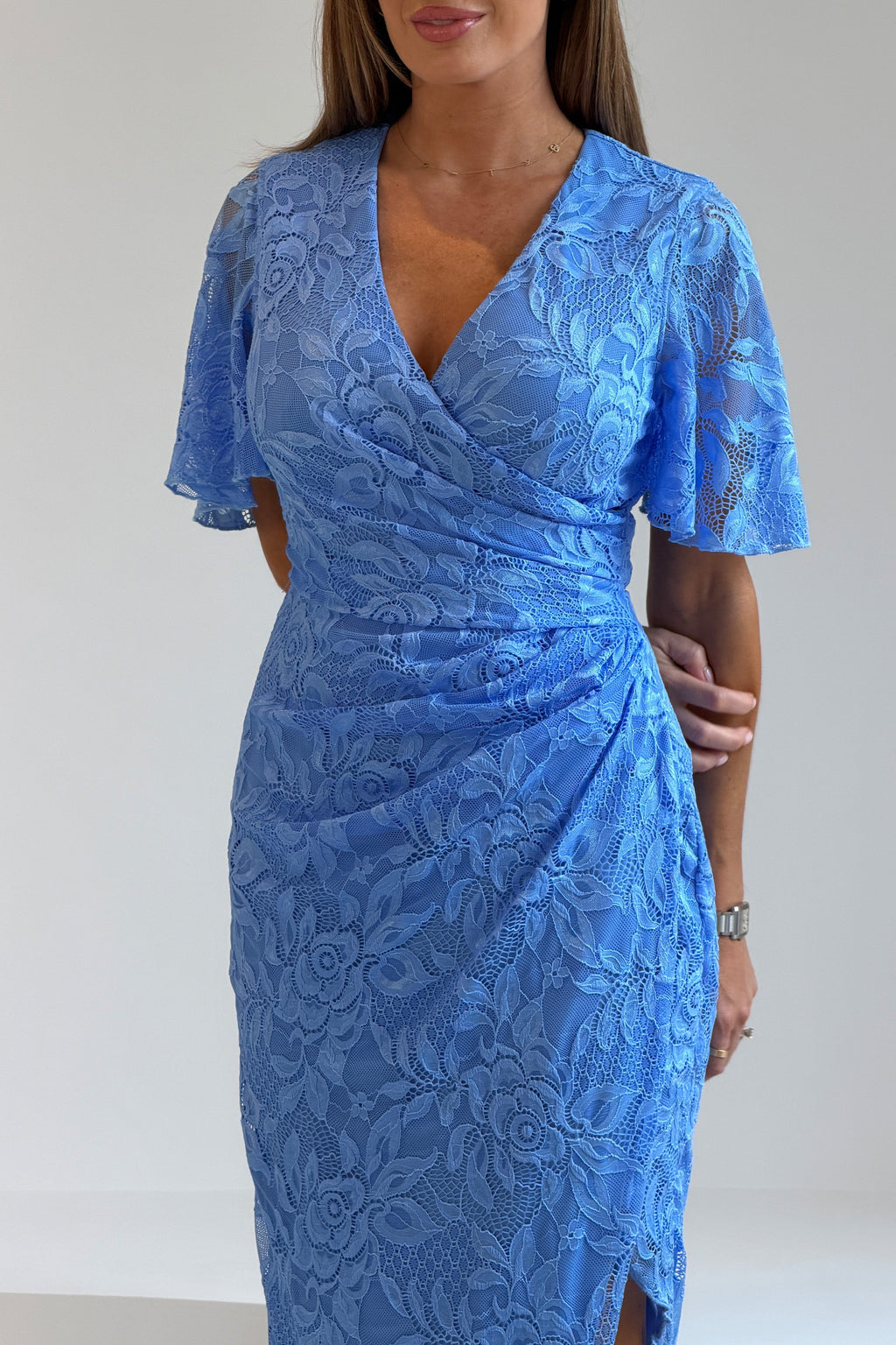 Vestido Midi Envolvente con Mangas de Ángel Natasha en Encaje Azul